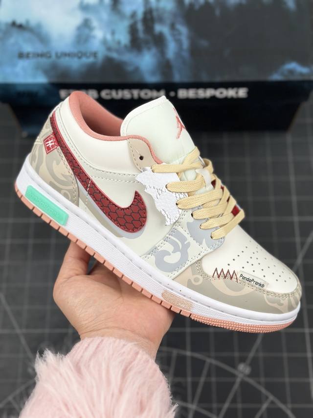 Air Jordan 1 Low Aj1 乔1 Cny龙年限定款 游龙则灵 低帮文化复古篮球鞋 #整体围绕熊猫恶作剧cny主题设计，鞋身整体采用专属颜料重新喷涂