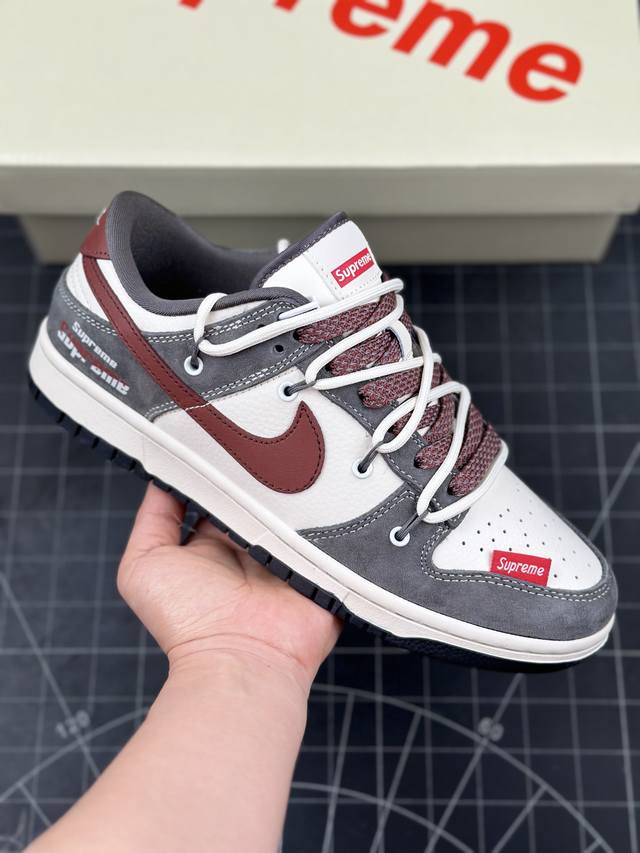 Nk Sb Dunk Low Supreme联名-灰白红抽绳 周年高端定制 低帮休闲板鞋 #定制鞋盒 大厂纯原品质出货 超高清洁度 皮料切割干净无任何毛边 细节