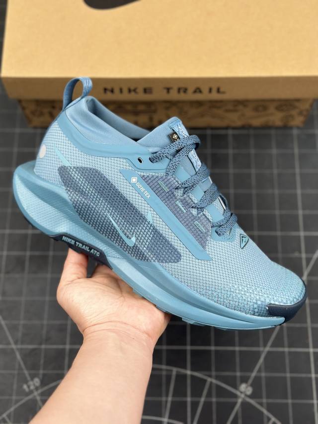 公司级nike Reactx Pegasus Trail 5 Gtx 越野跑步鞋 登月兼顾迅疾外观和稳固脚感 后跟覆面和中足动态支撑巧妙融合 缔造稳定顺畅的迈步