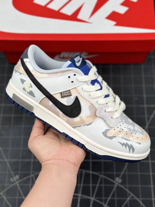 公司级nike Dunk Low 拓荒骑士 无人区 蓝米白 低帮运动休闲板鞋 此款整体围绕熊猫恶作剧拓荒骑士主题设计，鞋身整体采用专属颜料重新喷涂。特殊原创设计