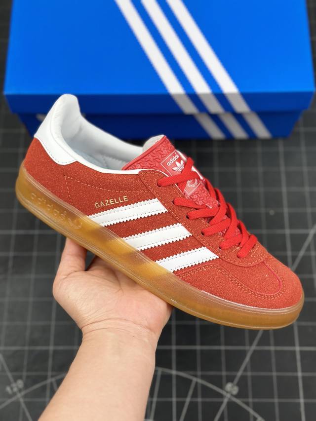 阿迪达斯adidas Originals Gazelle Indoor 三叶草复古休闲防滑耐磨低帮板鞋 鞋款采用柔软的绒面革和耐用的皮革衬里融合在橡胶外底上，具