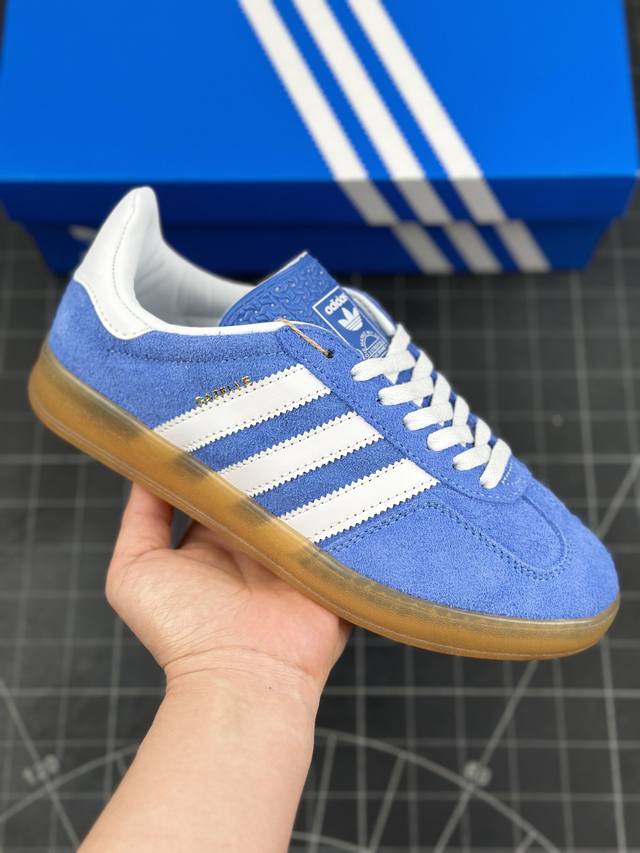 阿迪达斯adidas Originals Gazelle Indoor 三叶草复古休闲防滑耐磨低帮板鞋 鞋款采用柔软的绒面革和耐用的皮革衬里融合在橡胶外底上，具