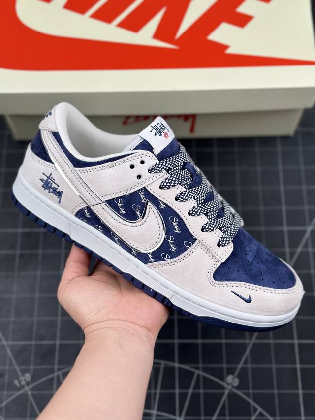 Nk Sb Dunk Low 斯图西联名-米蓝猪八英文 周年高端定制 低帮休闲板鞋 #定制鞋盒 大厂纯原品质出货 超高清洁度 皮料切割干净无任何毛边 细节完美