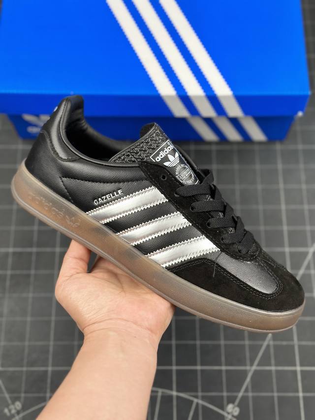 阿迪达斯adidas Gazelle Indoor 羚羊内训系列低帮复古百搭休闲运动德训风板鞋“皮革黑银焦糖底” #男女鞋半码制#原楦开发版型#采用翻毛皮组合环