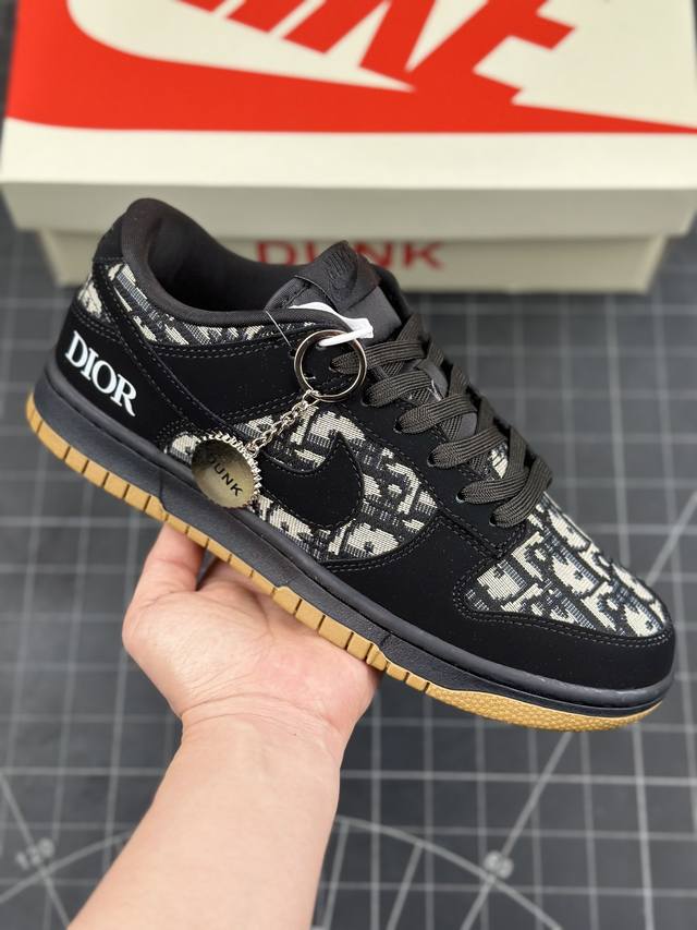 Dior X Nike Dunk Sb Low 迪奥 X 耐克 Sb 低帮 联名黑白 低帮运动休闲板鞋 鞋身整体以黑白相间帆布打造，搭配黑色磨砂框架覆盖层，使鞋