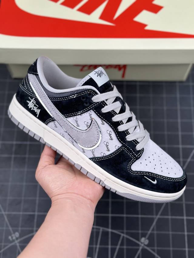 Nk Sb Dunk Low 斯图西联名-黑灰猪八英文 周年高端定制 低帮休闲板鞋 #定制鞋盒 大厂纯原品质出货 超高清洁度 皮料切割干净无任何毛边 细节完美