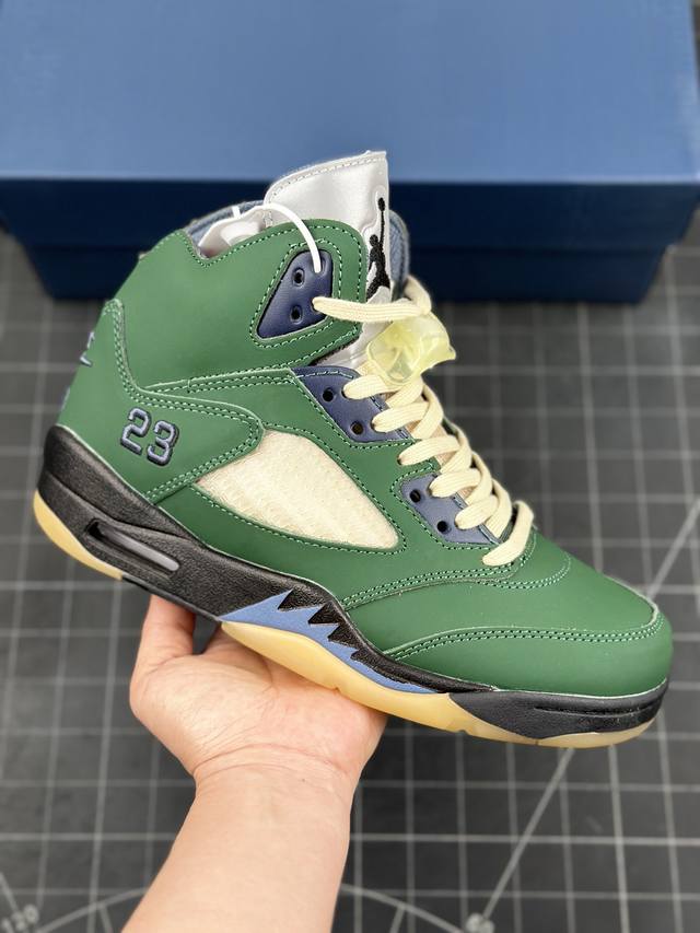 A Ma Maniere X Air Jordan 5 Retro 高帮 草绿 Aj5 乔丹5代 乔丹篮球鞋系列 整双鞋以绿色配色并加入泛黄做旧设计出现，鞋舌依