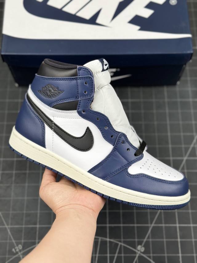 Air Jordan 1 Retro High Midnight Navy 高帮 午夜蓝 Aj1 乔丹1代 蓝白黑 乔丹篮球鞋系列 鞋款整体采用白黑蓝配色方案，