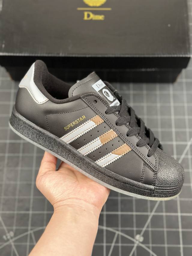 公司级adidas Originals Superstar 贝壳头系列低帮经典百搭休闲运动板鞋 以现代时尚元素焕新演绎的经典运动鞋当你试图定义adidas Su