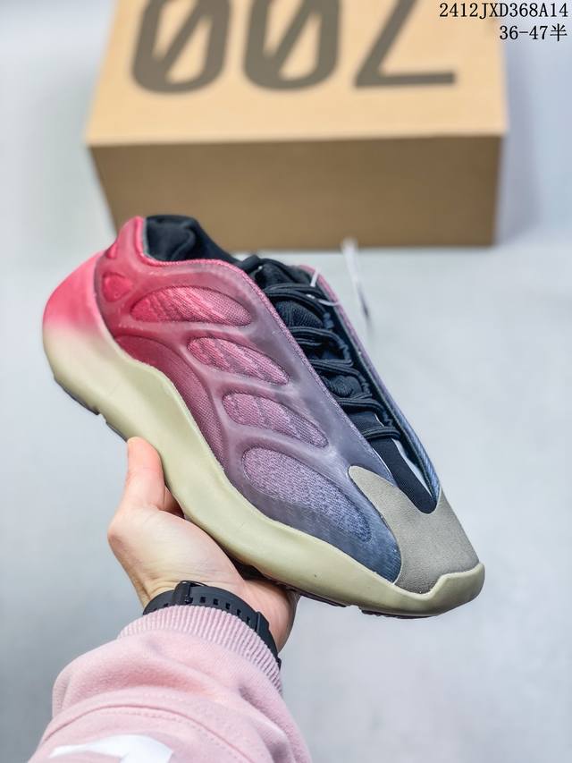 椰子700 V3 异形 Yeezy 700 V3 “Azael” 夜光 抢先释出整体设计上与前两代鞋型完全不同，整个鞋面的线条更加简洁圆润，由复古老爹鞋转变为科