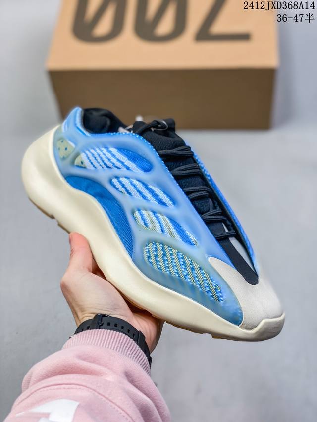 椰子700 V3 异形 Yeezy 700 V3 “Azael” 夜光 抢先释出整体设计上与前两代鞋型完全不同，整个鞋面的线条更加简洁圆润，由复古老爹鞋转变为科