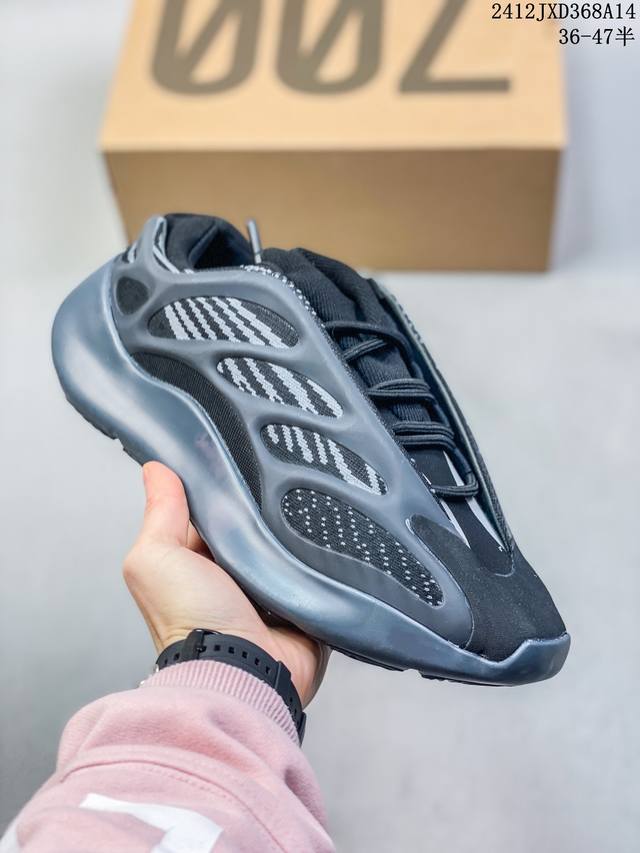 椰子700 V3 异形 Yeezy 700 V3 “Azael” 夜光 抢先释出整体设计上与前两代鞋型完全不同，整个鞋面的线条更加简洁圆润，由复古老爹鞋转变为科