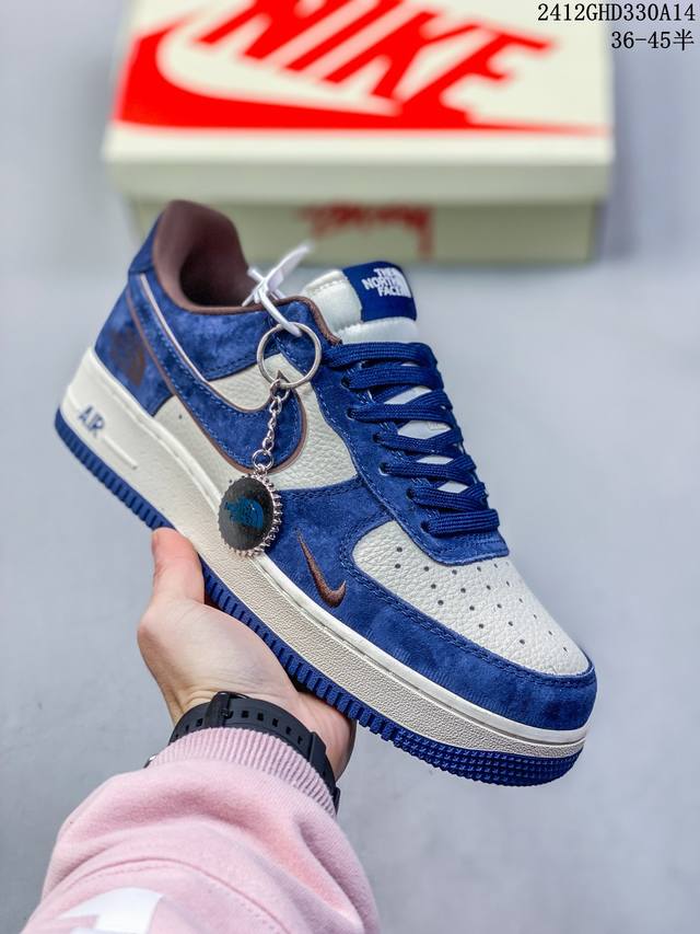 公司级耐克nike Air Force 1 Mid 07 空军一号低帮百搭休闲运动板鞋。柔软、弹性十足的缓震性能和出色的中底设计，横跨复古与现代的外型结合，造就