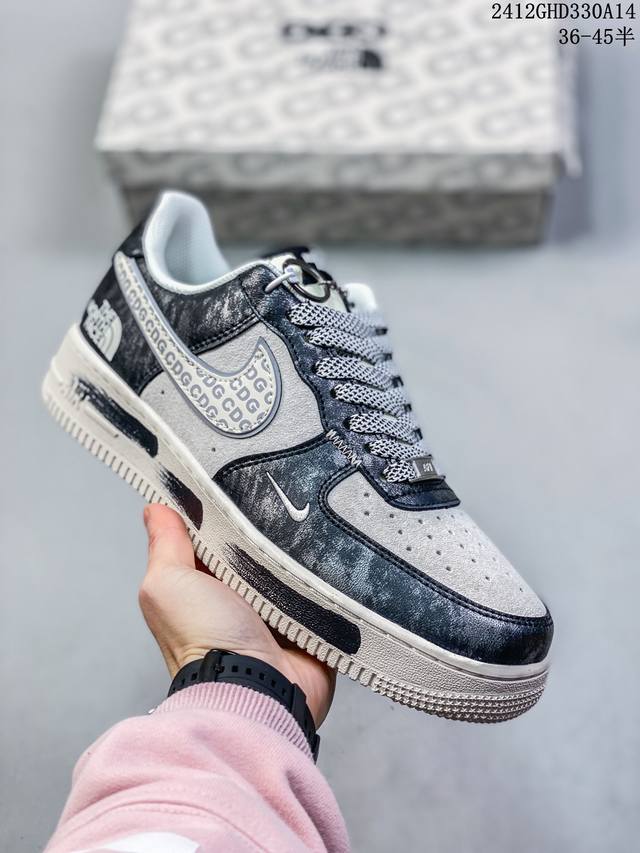 公司级耐克nike Air Force 1 Mid 07 空军一号低帮百搭休闲运动板鞋。柔软、弹性十足的缓震性能和出色的中底设计，横跨复古与现代的外型结合，造就