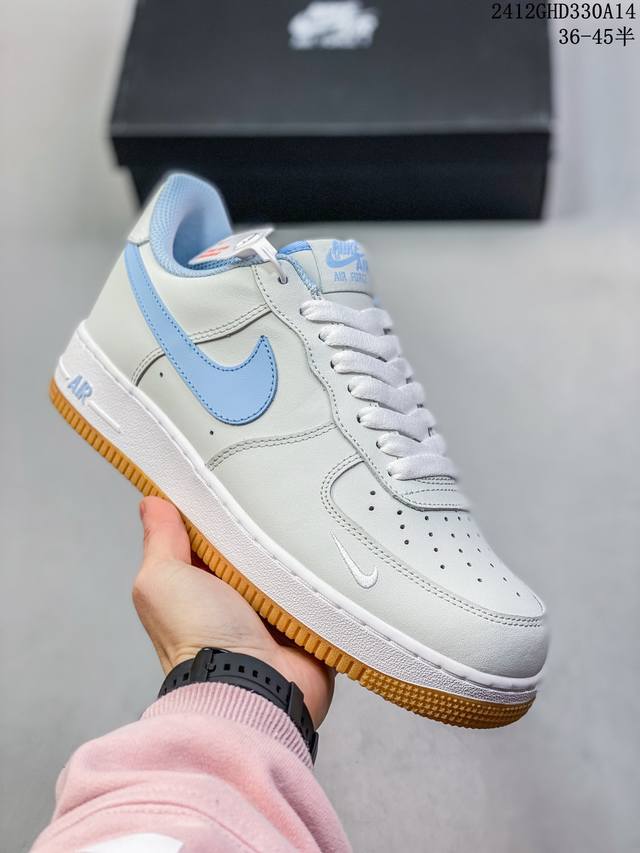 公司级耐克nike Air Force 1 Mid 07 空军一号低帮百搭休闲运动板鞋。柔软、弹性十足的缓震性能和出色的中底设计，横跨复古与现代的外型结合，造就