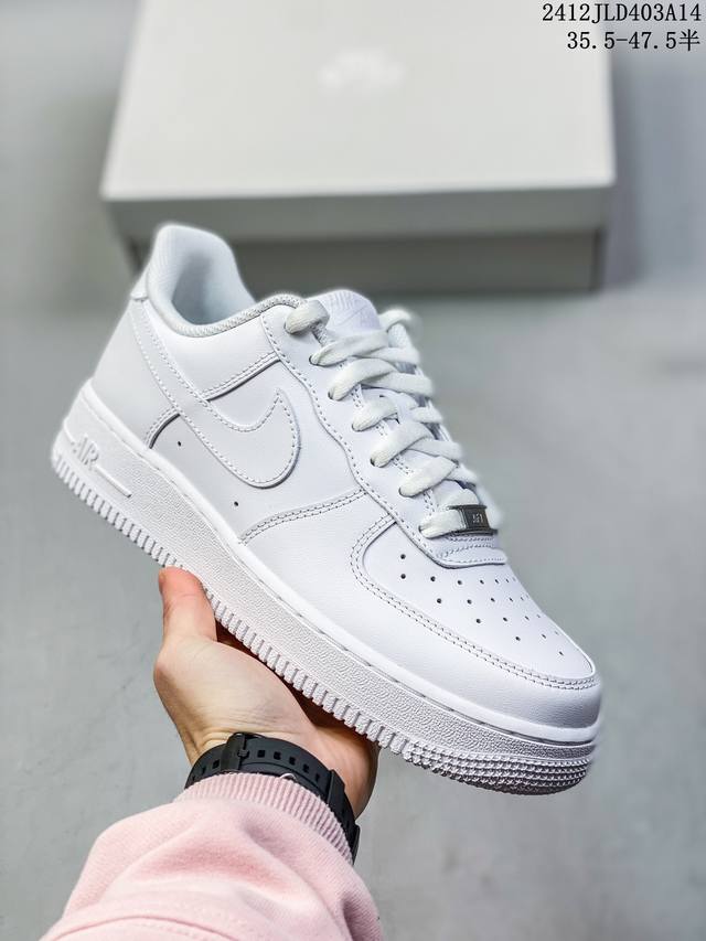 公司级耐克nike Air Force 1 Mid 07 空军一号低帮百搭休闲运动板鞋。柔软、弹性十足的缓震性能和出色的中底设计，横跨复古与现代的外型结合，造就