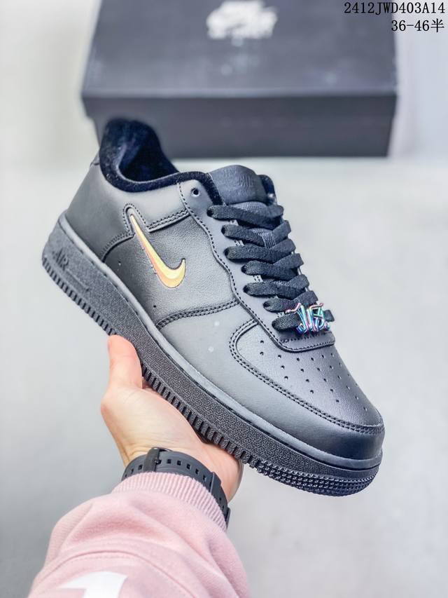 公司级耐克nike Air Force 1 Mid 07 空军一号低帮百搭休闲运动板鞋。柔软、弹性十足的缓震性能和出色的中底设计，横跨复古与现代的外型结合，造就