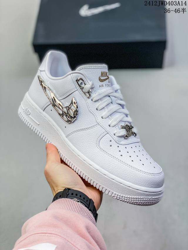 公司级耐克nike Air Force 1 Mid 07 空军一号低帮百搭休闲运动板鞋。柔软、弹性十足的缓震性能和出色的中底设计，横跨复古与现代的外型结合，造就