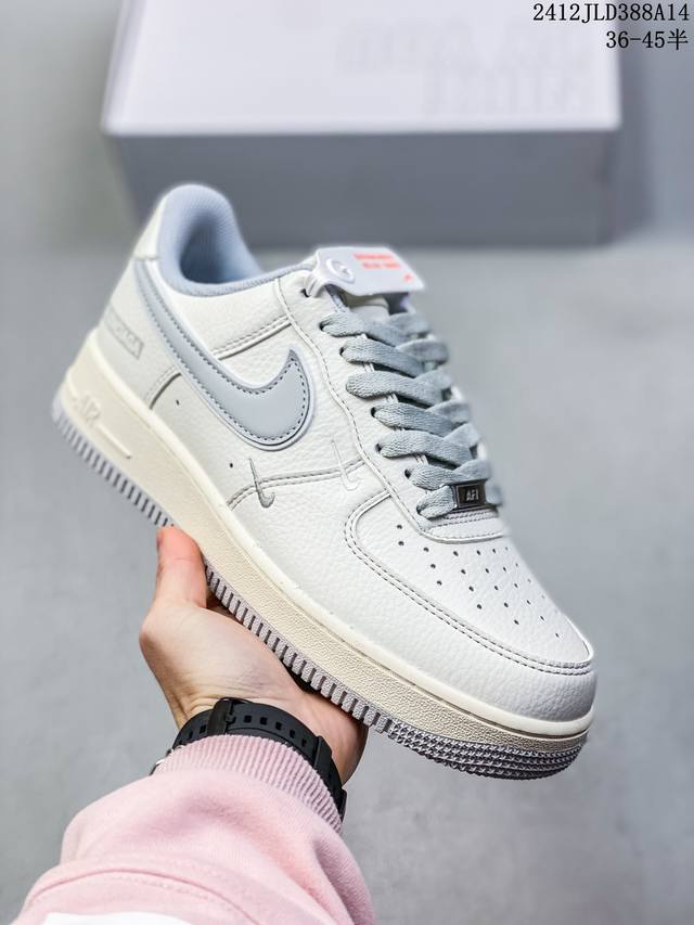 公司级耐克nike Air Force 1 Mid 07 空军一号低帮百搭休闲运动板鞋。柔软、弹性十足的缓震性能和出色的中底设计，横跨复古与现代的外型结合，造就