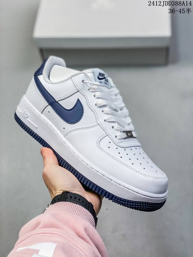 公司级耐克nike Air Force 1 Mid 07 空军一号低帮百搭休闲运动板鞋。柔软、弹性十足的缓震性能和出色的中底设计，横跨复古与现代的外型结合，造就