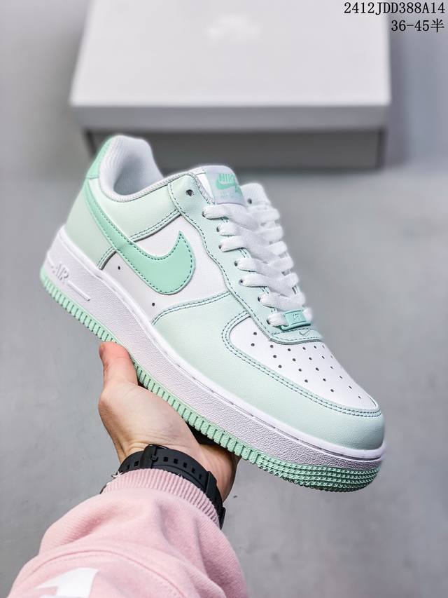 公司级耐克nike Air Force 1 Mid 07 空军一号低帮百搭休闲运动板鞋。柔软、弹性十足的缓震性能和出色的中底设计，横跨复古与现代的外型结合，造就