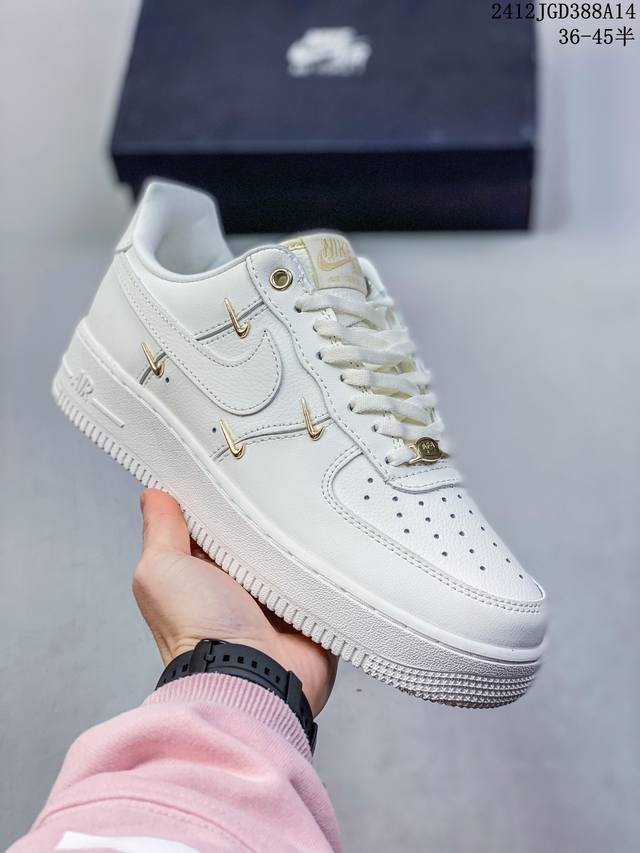 公司级耐克nike Air Force 1 Mid 07 空军一号低帮百搭休闲运动板鞋。柔软、弹性十足的缓震性能和出色的中底设计，横跨复古与现代的外型结合，造就