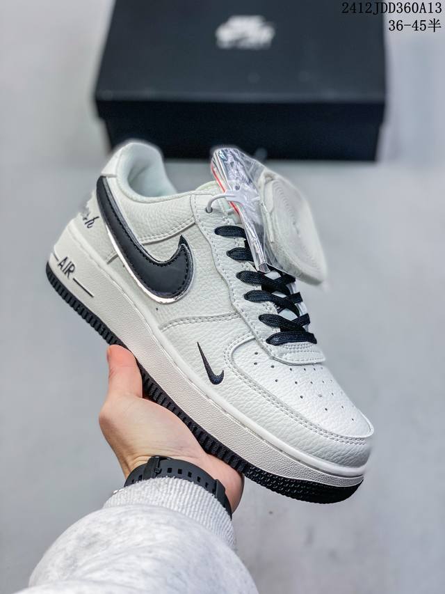 公司级耐克nike Air Force 1 Mid 07 空军一号低帮百搭休闲运动板鞋。柔软、弹性十足的缓震性能和出色的中底设计，横跨复古与现代的外型结合，造就