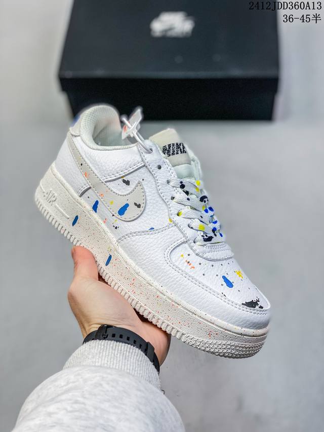 公司级耐克nike Air Force 1 Mid 07 空军一号低帮百搭休闲运动板鞋。柔软、弹性十足的缓震性能和出色的中底设计，横跨复古与现代的外型结合，造就