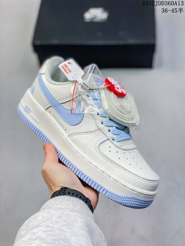 公司级耐克nike Air Force 1 Mid 07 空军一号低帮百搭休闲运动板鞋。柔软、弹性十足的缓震性能和出色的中底设计，横跨复古与现代的外型结合，造就