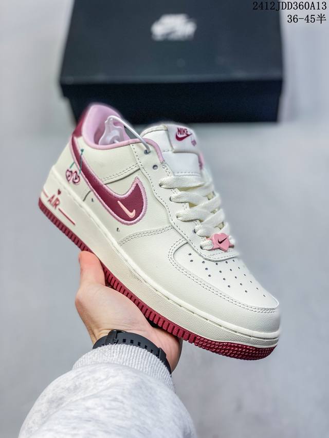 公司级耐克nike Air Force 1 Mid 07 空军一号低帮百搭休闲运动板鞋。柔软、弹性十足的缓震性能和出色的中底设计，横跨复古与现代的外型结合，造就