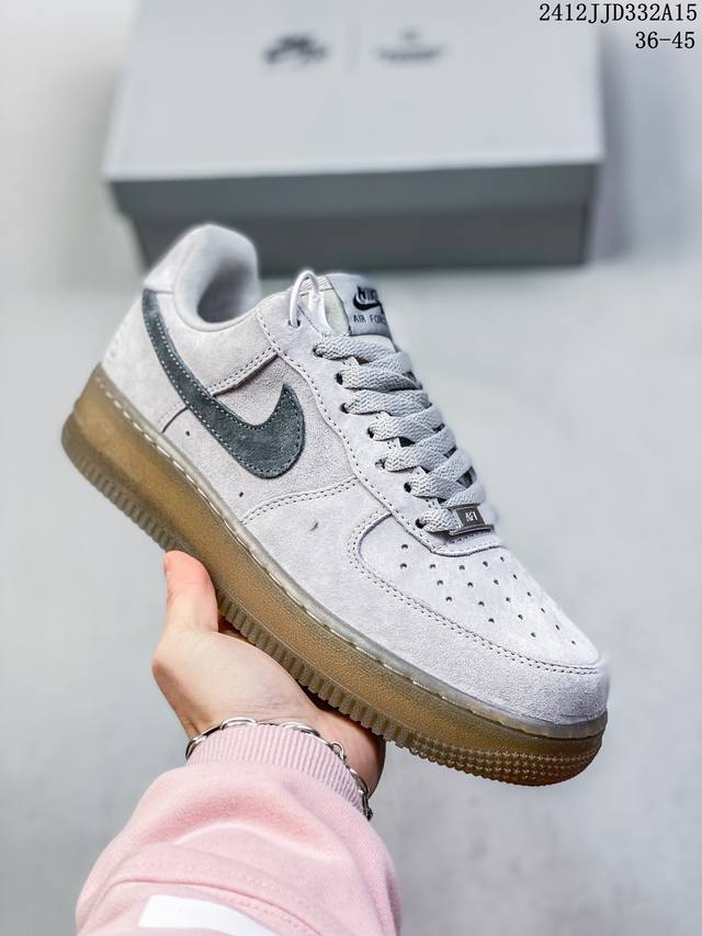 真标带半码耐克nike Air Force 1 Mid 07 空军一号低帮百搭休闲运动板鞋。柔软、弹性十足的缓震性能和出色的中底设计，横跨复古与现代的外型结合，