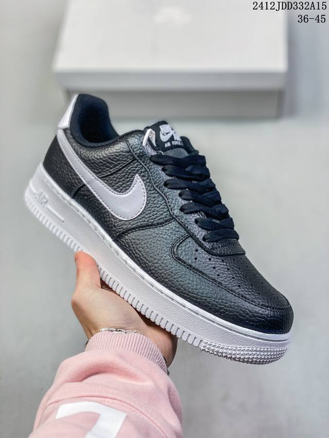 真标带半码耐克nike Air Force 1 Mid 07 空军一号低帮百搭休闲运动板鞋。柔软、弹性十足的缓震性能和出色的中底设计，横跨复古与现代的外型结合，