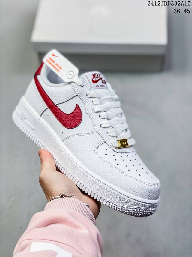 真标带半码耐克nike Air Force 1 Mid 07 空军一号低帮百搭休闲运动板鞋。柔软、弹性十足的缓震性能和出色的中底设计，横跨复古与现代的外型结合，