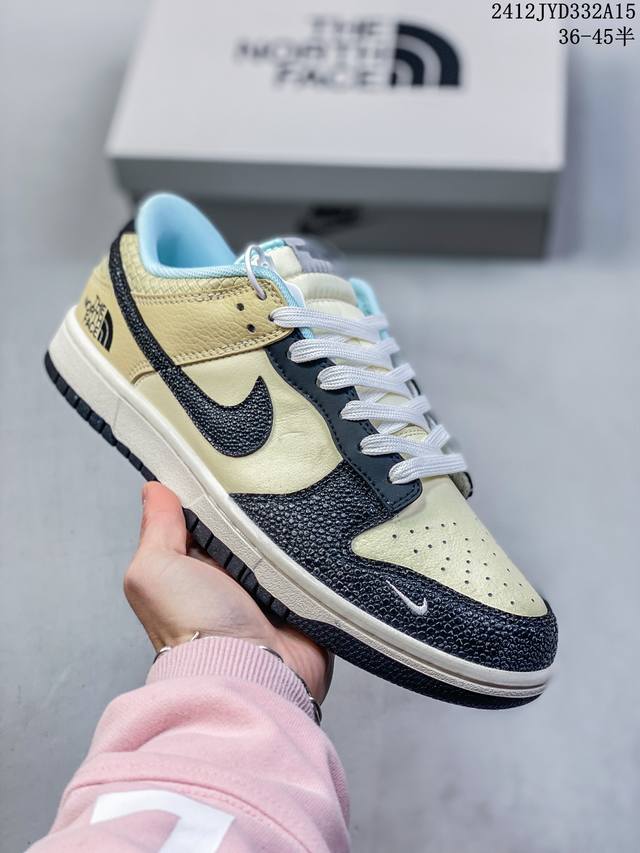 公司级带半码耐克nike Sb Zoom Dunk Low 板鞋 系列经典百搭休闲运动板鞋 鞋舌的填充，使舒适性大大提升，同时也更方便穿脱中底部分则加入了脚感柔