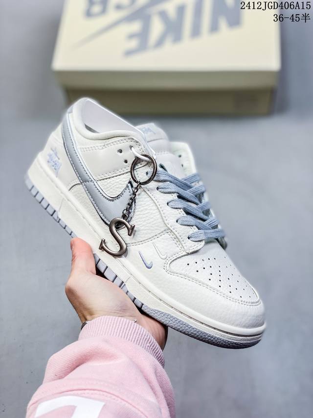 真标带半码耐克nike Sb Zoom Dunk Low 板鞋 系列经典百搭休闲运动板鞋 鞋舌的填充，使舒适性大大提升，同时也更方便穿脱中底部分则加入了脚感柔软