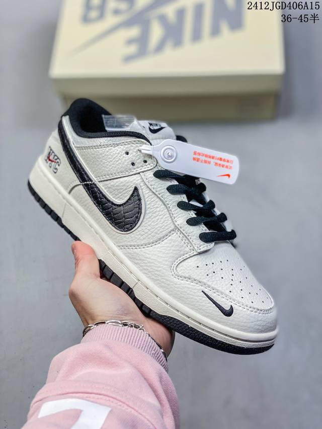 真标带半码耐克nike Sb Zoom Dunk Low 板鞋 系列经典百搭休闲运动板鞋 鞋舌的填充，使舒适性大大提升，同时也更方便穿脱中底部分则加入了脚感柔软