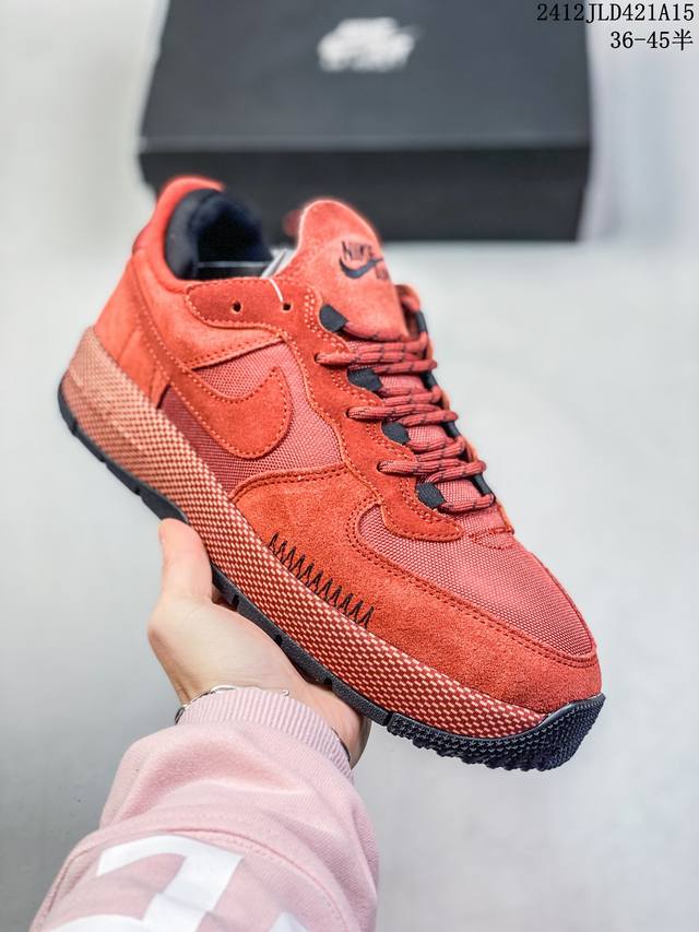 耐克nike Air Force 1 Wild 空军一号 低帮百搭休闲运动板鞋。柔软、弹性十足的缓震性能和出色的中底设计，横跨复古与现代的外型结合，造就出风靡全