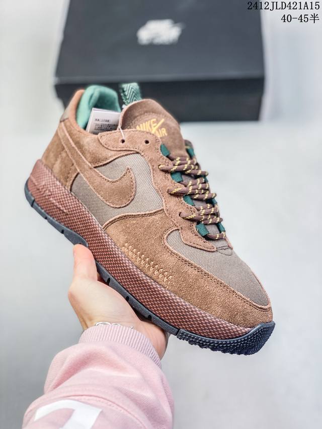 耐克nike Air Force 1 Wild 空军一号 低帮百搭休闲运动板鞋。柔软、弹性十足的缓震性能和出色的中底设计，横跨复古与现代的外型结合，造就出风靡全