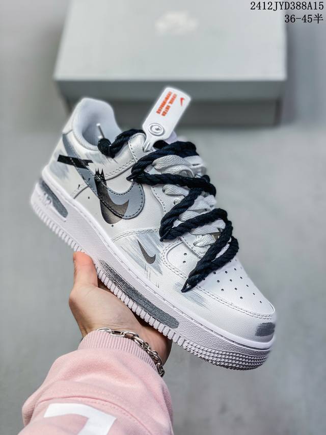 真标带半码耐克nike Air Force 1 Mid 07 空军一号低帮百搭休闲运动板鞋。柔软、弹性十足的缓震性能和出色的中底设计，横跨复古与现代的外型结合，