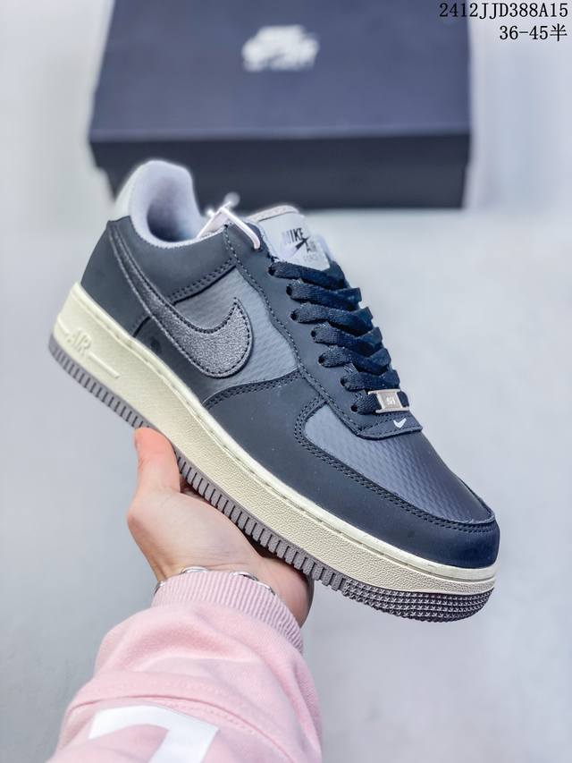 真标带半码耐克nike Air Force 1 Mid 07 空军一号低帮百搭休闲运动板鞋。柔软、弹性十足的缓震性能和出色的中底设计，横跨复古与现代的外型结合，