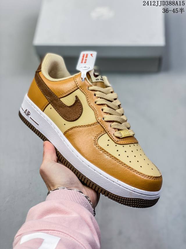 真标带半码耐克nike Air Force 1 Mid 07 空军一号低帮百搭休闲运动板鞋。柔软、弹性十足的缓震性能和出色的中底设计，横跨复古与现代的外型结合，