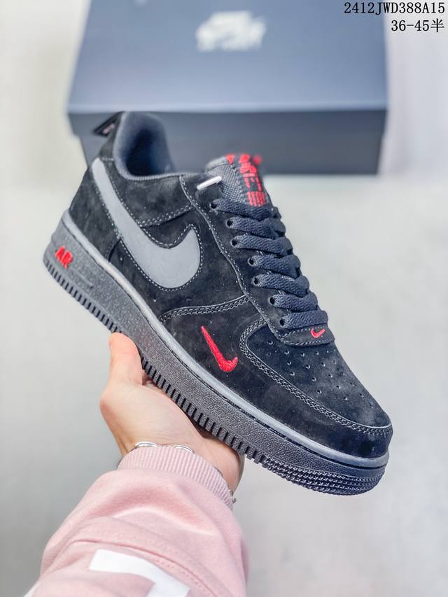 公司级带半码耐克nike Air Force 1 Mid 07 空军一号低帮百搭休闲运动板鞋。柔软、弹性十足的缓震性能和出色的中底设计，横跨复古与现代的外型结合