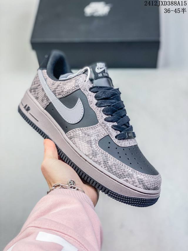 公司级带半码耐克nike Air Force 1 Mid 07 空军一号低帮百搭休闲运动板鞋。柔软、弹性十足的缓震性能和出色的中底设计，横跨复古与现代的外型结合