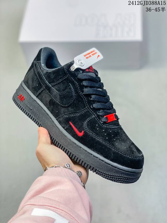 公司级带半码耐克nike Air Force 1 Mid 07 空军一号低帮百搭休闲运动板鞋。柔软、弹性十足的缓震性能和出色的中底设计，横跨复古与现代的外型结合