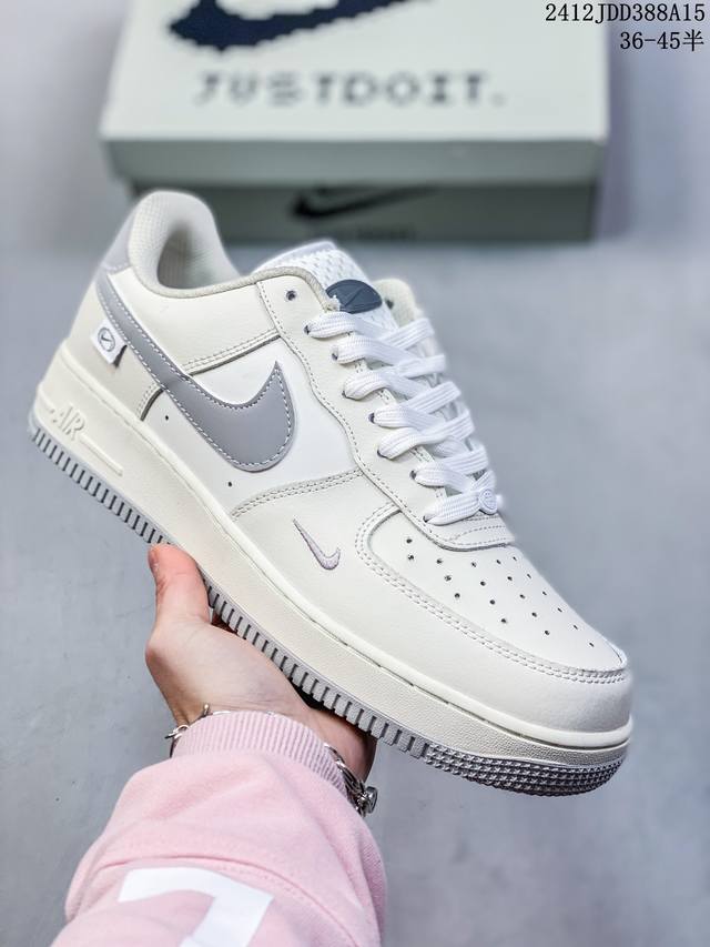 真标带半码耐克nike Air Force 1 Mid 07 空军一号低帮百搭休闲运动板鞋。柔软、弹性十足的缓震性能和出色的中底设计，横跨复古与现代的外型结合，