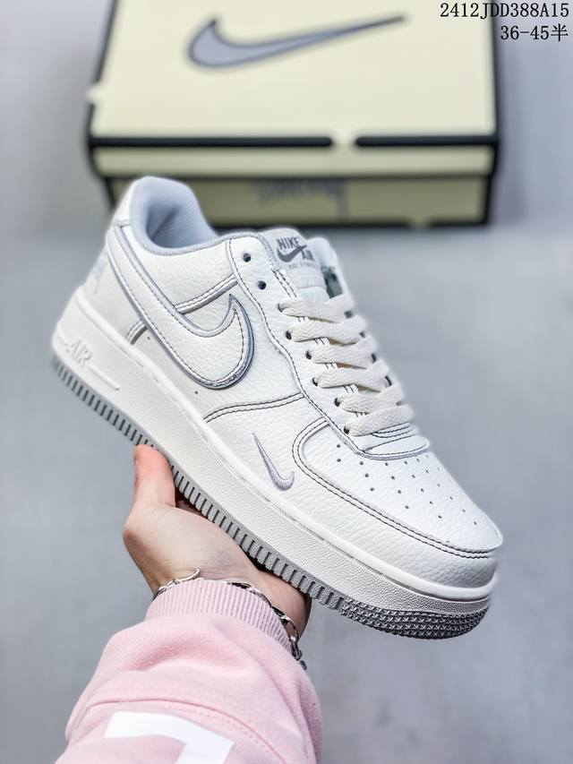 真标带半码耐克nike Air Force 1 Mid 07 空军一号低帮百搭休闲运动板鞋。柔软、弹性十足的缓震性能和出色的中底设计，横跨复古与现代的外型结合，