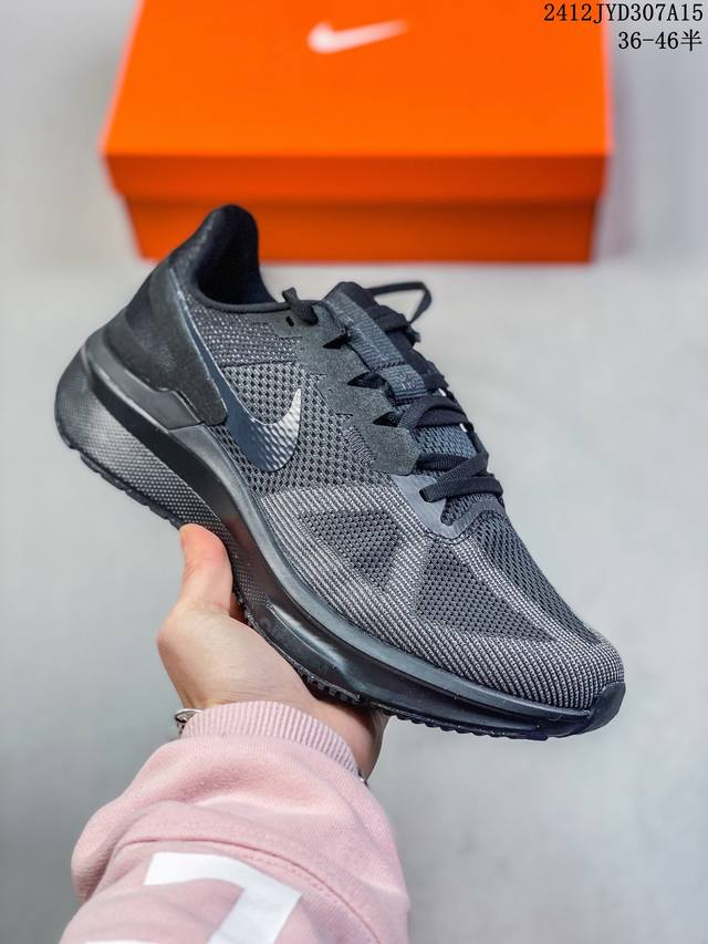 公司级 耐克 Nike Zoom Winflo 25 登月25代 跑鞋透气缓震疾速跑鞋 采用透气网眼鞋面搭配外翻式鞋口，为脚跟区域营造出色舒适度，而在鞋底部分，