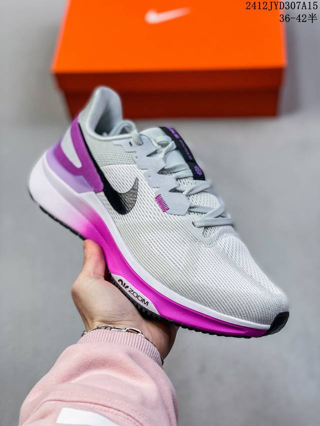 公司级 耐克 Nike Zoom Winflo 25 登月25代 跑鞋透气缓震疾速跑鞋 采用透气网眼鞋面搭配外翻式鞋口，为脚跟区域营造出色舒适度，而在鞋底部分，