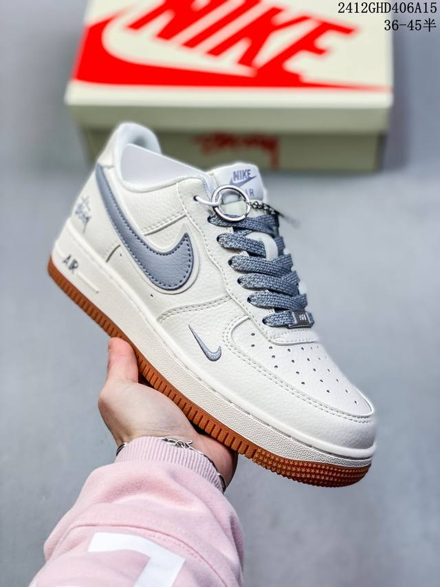 公司级耐克nike Air Force 1 Mid 07 空军一号低帮百搭休闲运动板鞋。柔软、弹性十足的缓震性能和出色的中底设计，横跨复古与现代的外型结合，造就