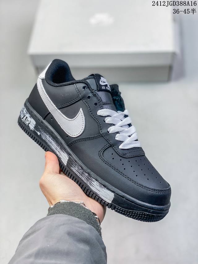 公司级带半码耐克nike Air Force 1 Mid 07 空军一号低帮百搭休闲运动板鞋。柔软、弹性十足的缓震性能和出色的中底设计，横跨复古与现代的外型结合